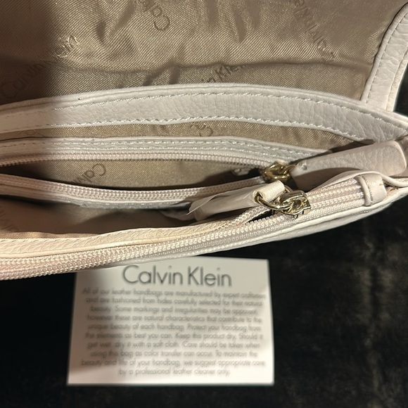 NWT Calvin Klein off white leather pebble grain crossbody bag metallic hardware - Picture 8 of 12